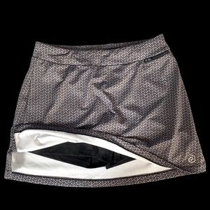 Be Inspired Active Wear Women's Size Medium Skort Black and Gray Geo Pattern